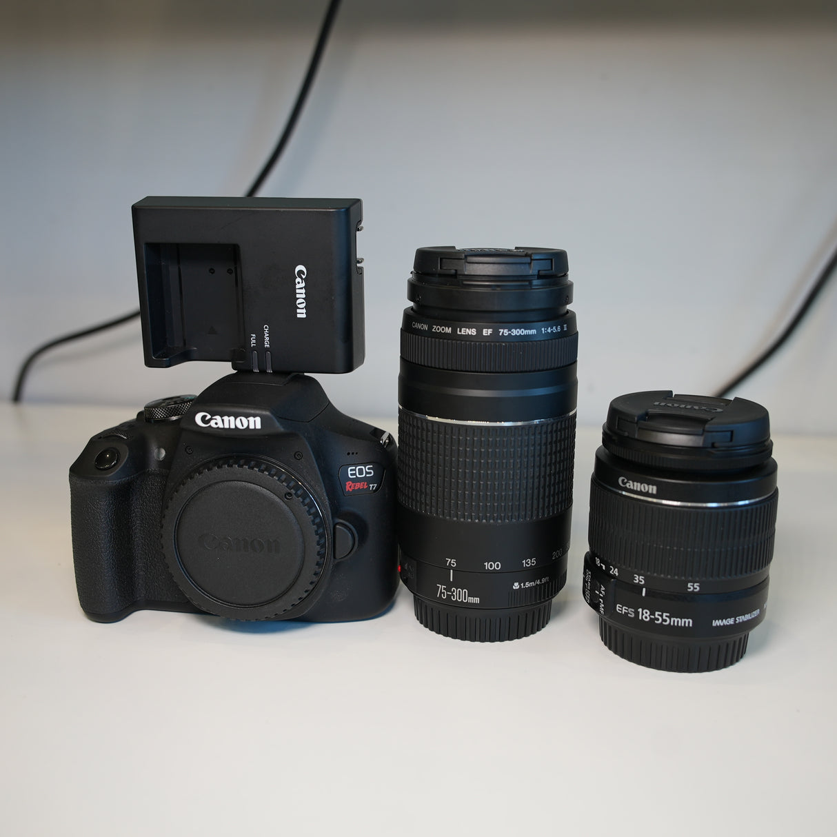 (USED) Canon EOS Rebel T7 Bundle! (LIKE-NEW CONDITION)