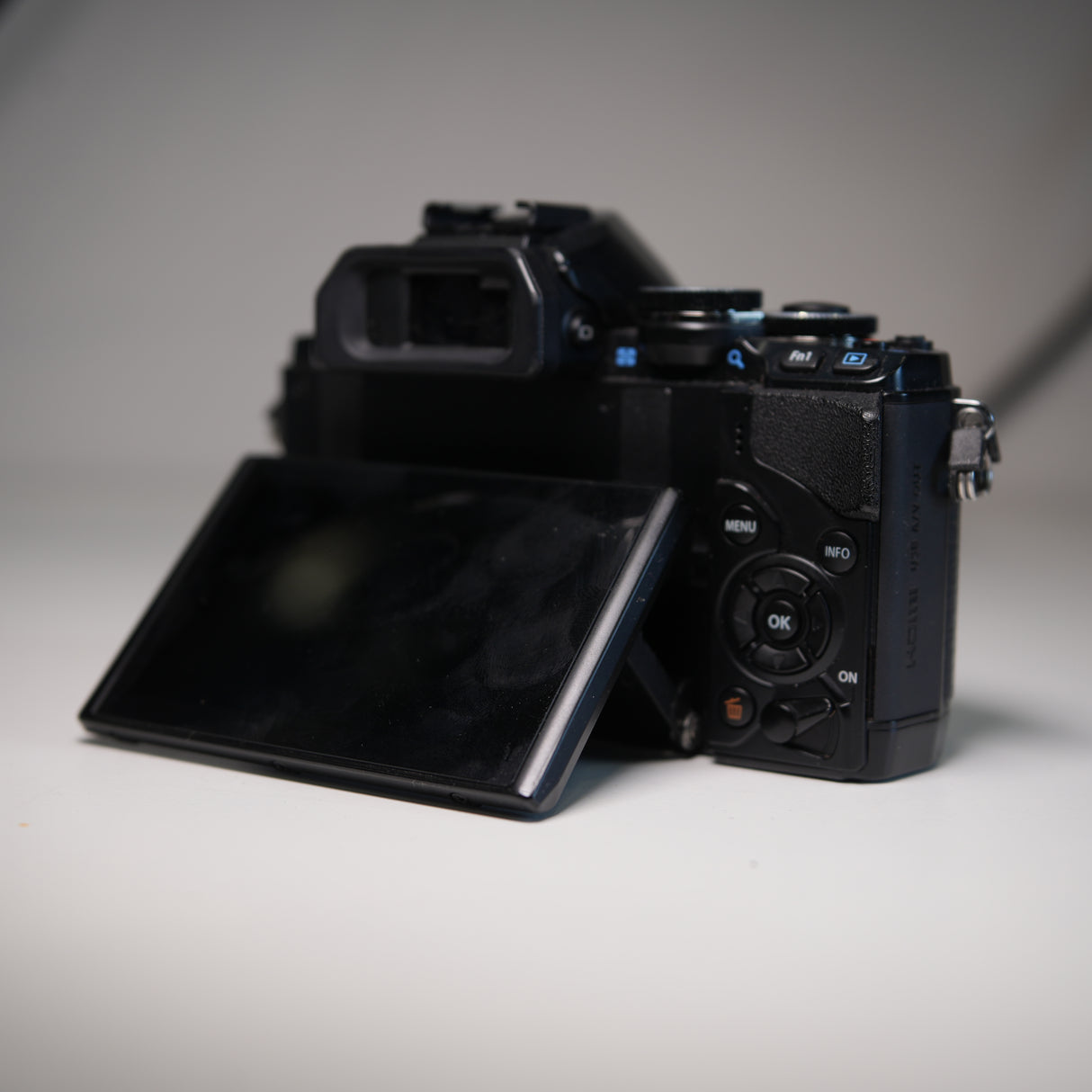 (USED) Olympus OM-D E-M10 Mirrorless Camera (Body Only)