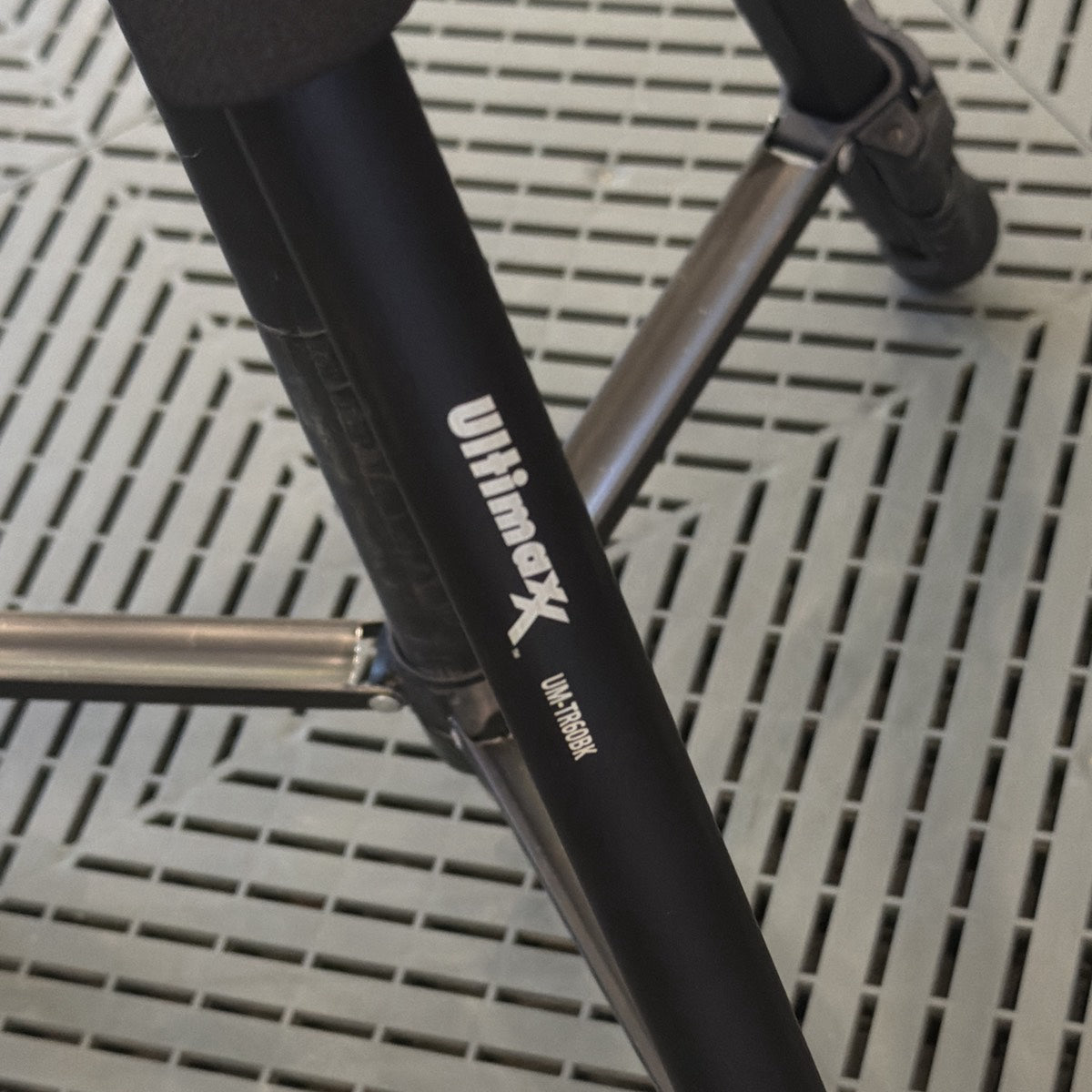 Used Ultimaxx UM-TR60BK Tripod