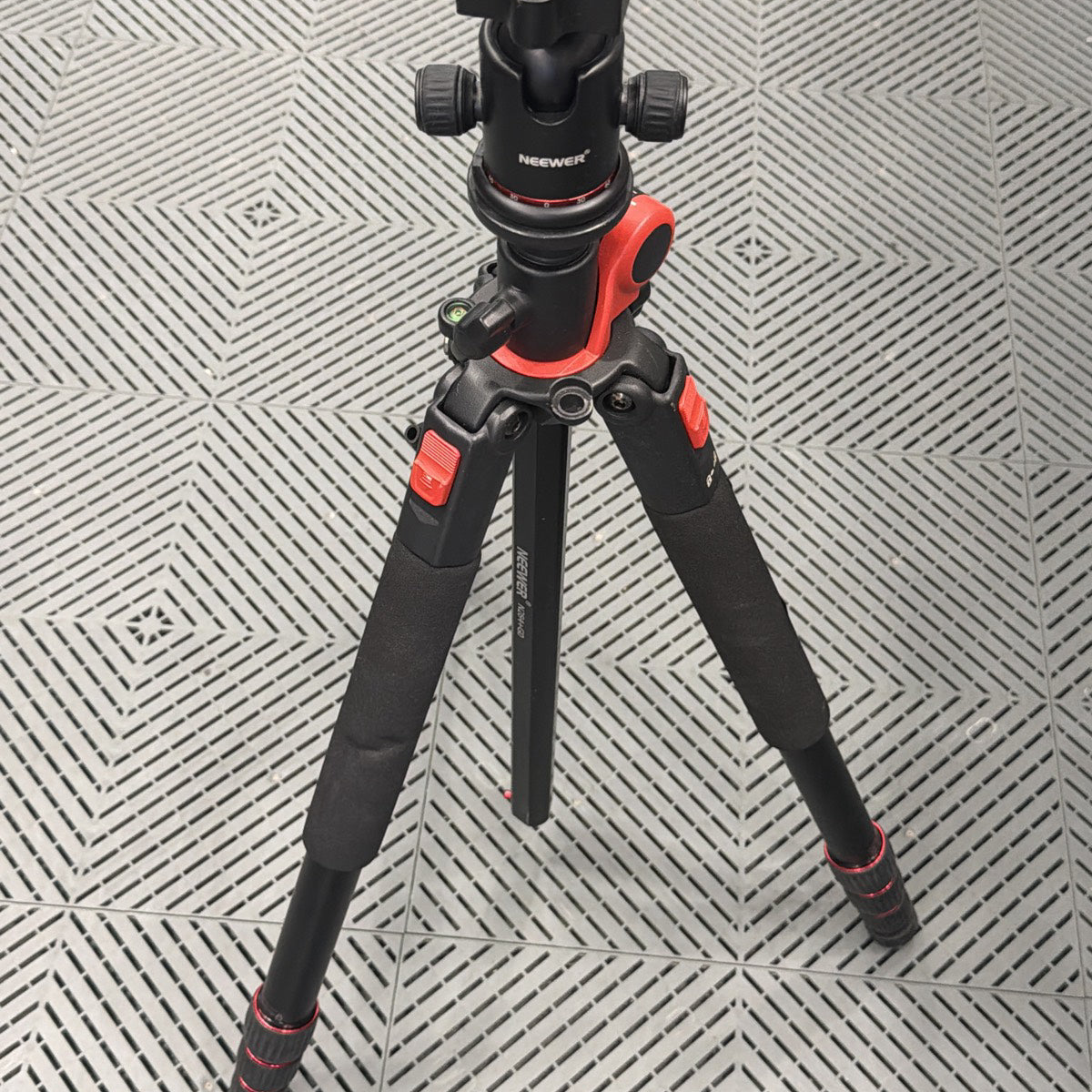Used Neewer N284+G0 Tripod