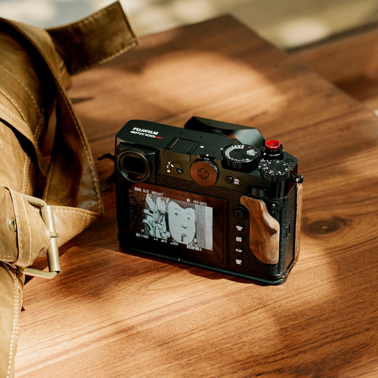 SmallRig L-Shape Mount Plate with Wooden Handle for FUJIFILM GFX100RF (Black)