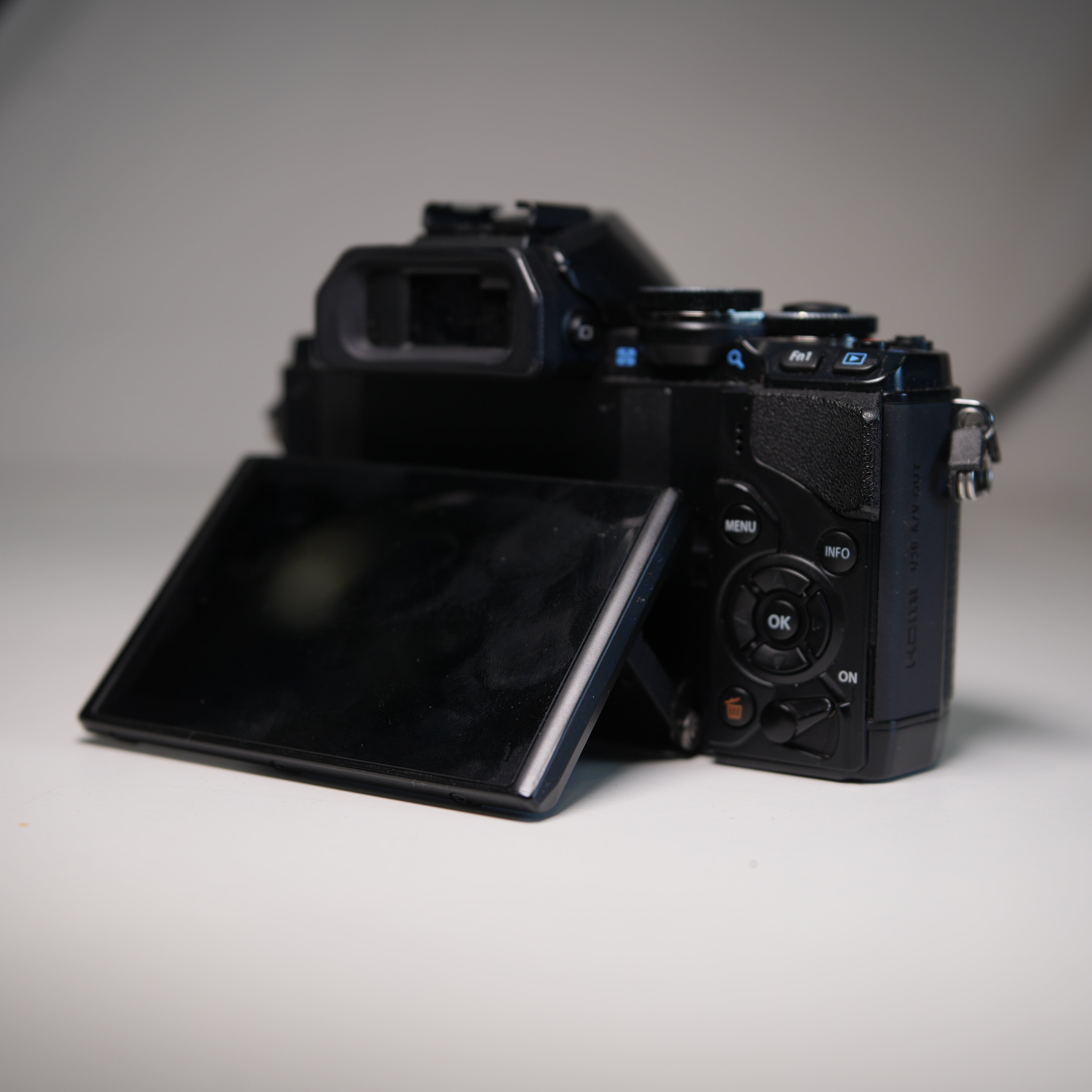 USED) Olympus OM-D E-M10 Mirrorless Camera (Body Only) – IMPULSE