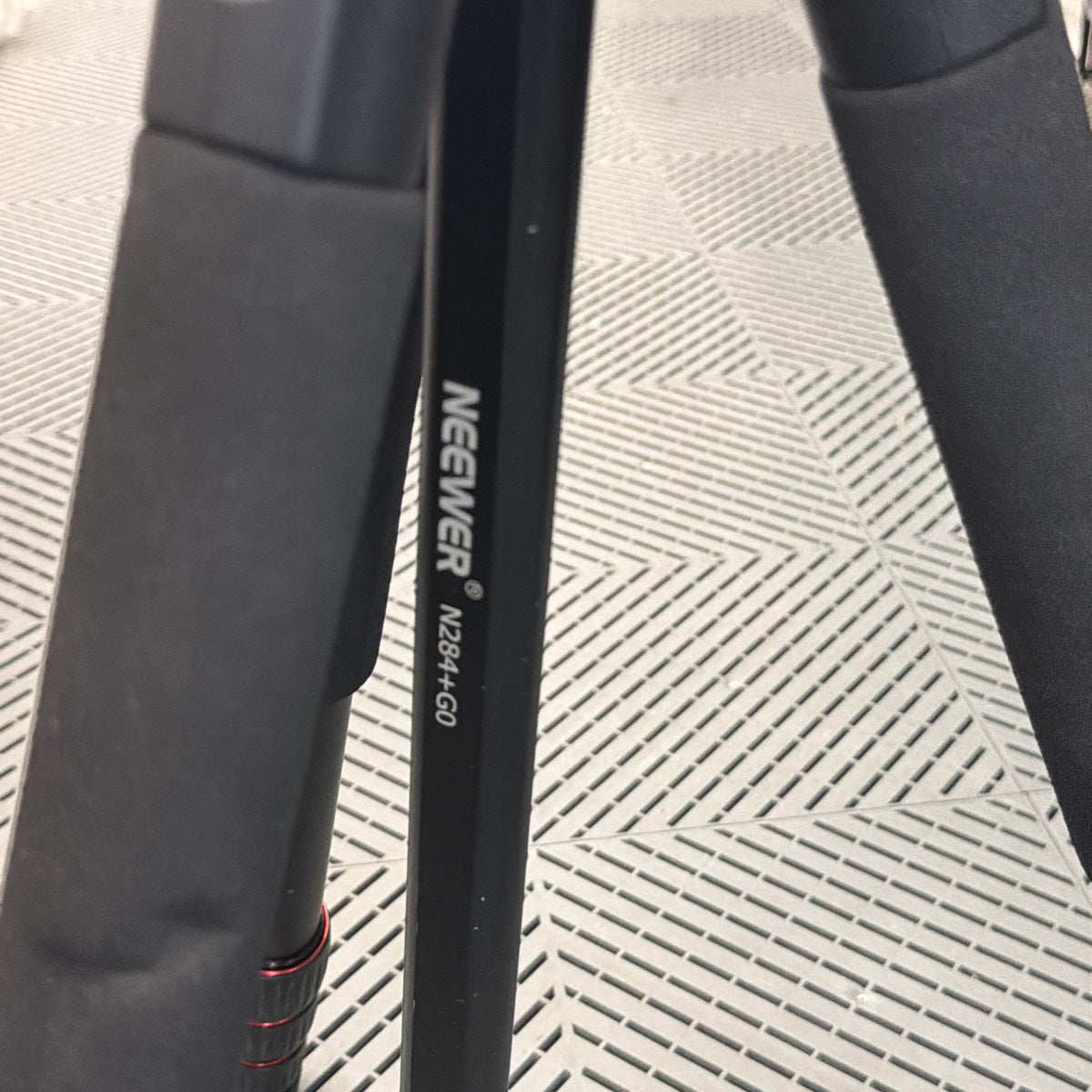 Used Neewer N284+G0 Tripod