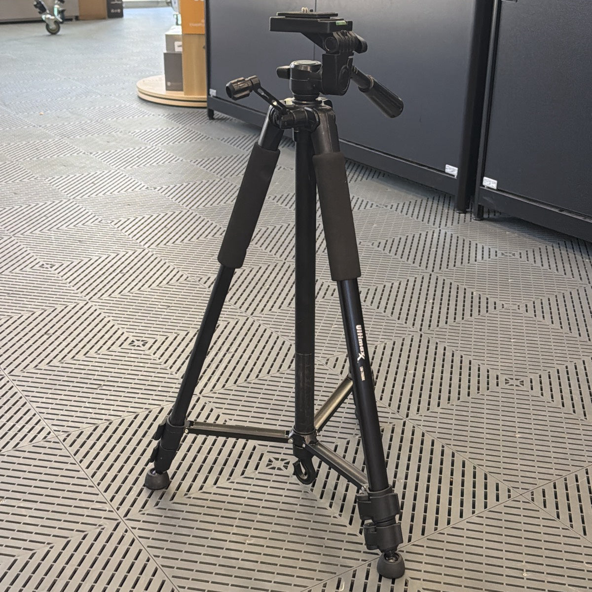 Used Ultimaxx UM-TR60BK Tripod