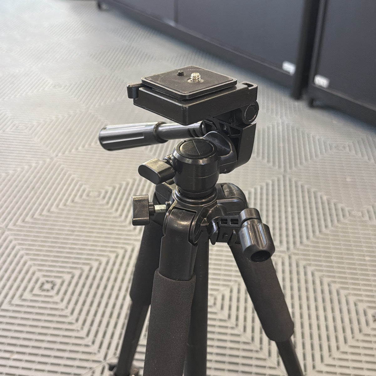 Used Ultimaxx UM-TR60BK Tripod
