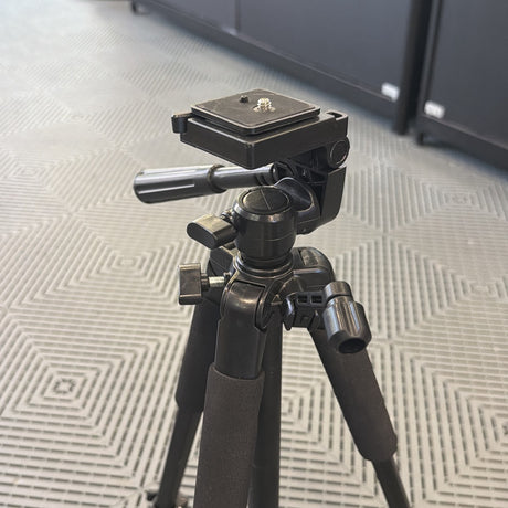 Used Ultimaxx UM-TR60BK Tripod